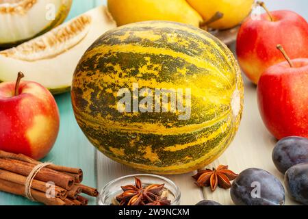 Eine Melone auf Holzhintergrund Stockfoto