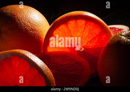 Geschnittene Grapefruit auf schwarzem Hintergrund Stockfoto