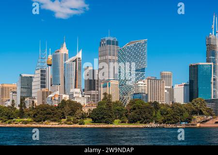 Sydney, Australien - 17. April 2022: Skyline von Sydney mit dem neuen AMP-Gebäude von der Fähre aus gesehen an einem hellen, sonnigen Tag Stockfoto