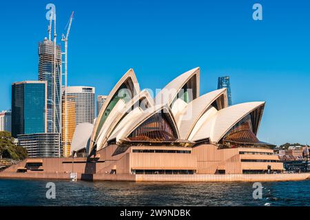 Sydney, Australien - 17. April 2022: Sydney Opera House von der Fähre aus in Richtung Stadt an einem hellen, sonnigen Tag Stockfoto