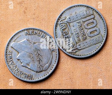 Französische algerische Münze; 1950 100-Franken-Münze geprägt in Paris an der Monnaie de France für Algerien; Vorderseite und Rückseite Stockfoto