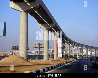 Kairo, Ägypten, 7. Oktober 2023: Kairoer Monorail-Gelände, das von der Firma Orascom im Bau ist, mit den Säulen und Gleisen, Schnellverkehrssystem, Stockfoto