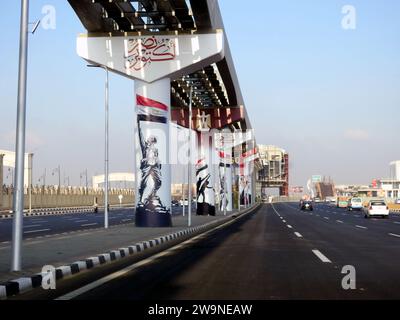 Kairo, Ägypten, 7. Oktober 2023: 6. Oktober 1973 Kriegssieg 50. Goldenes Jubiläum, ägyptische Flagge, Nationalfeiertag der ägyptischen Siege auf Monorail Colum Stockfoto