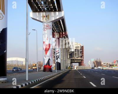 Kairo, Ägypten, 7. Oktober 2023: 6. Oktober 1973 Kriegssieg 50. Goldenes Jubiläum, ägyptische Flagge, Nationalfeiertag der ägyptischen Siege auf Monorail Colum Stockfoto