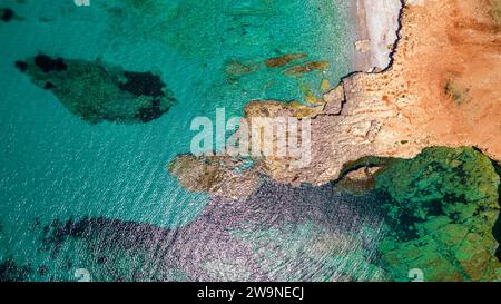 Sizilien 2023. Aus der Vogelperspektive auf die felsige Küste, wo das ruhige und kristallklare Meer in der Nähe der Stadt Macari liegt. Juli 2023 Trapani, Italien Stockfoto