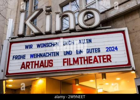 Arthaus Filmtheater Stuttgart. Weihnachtsgruß // 29.12.2023: Stuttgart, Baden-Württemberg, Deutschland, Europa *** Arthaus Filmtheater Stuttgart Weihnachtsgrüße 29 12 2023 Stuttgart, Baden Württemberg, Deutschland, Europa Stockfoto