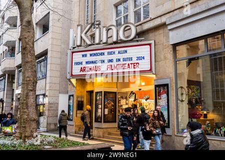 Arthaus Filmtheater Stuttgart. Weihnachtsgruß // 29.12.2023: Stuttgart, Baden-Württemberg, Deutschland, Europa *** Arthaus Filmtheater Stuttgart Weihnachtsgrüße 29 12 2023 Stuttgart, Baden Württemberg, Deutschland, Europa Stockfoto