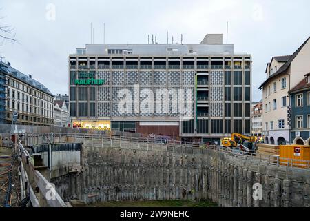 Baugrube in der Steinstraße 18 - 22 in Stuttgart. Der Abriss eines Gebäudekomplexes, der Teil des Warenhauses Galeria Kaufhof war, schafft Platz für eine städtebauliche Neuordnung. DERZEIT aber ruhen die Bauarbeiten. // 29.12.2023: Stuttgart, Baden-Württemberg, Deutschland, Europa *** Grube Steinstraße 18 22 in Stuttgart der Abriss eines Gebäudekomplexes, der Teil des Kaufhauses Galeria Kaufhof war, schafft Raum für eine städtebauliche Sanierung derzeit werden die Bauarbeiten jedoch ausgesetzt 29 12 2023 Stuttgart, Baden Württemberg, Deutschland, Europa Stockfoto