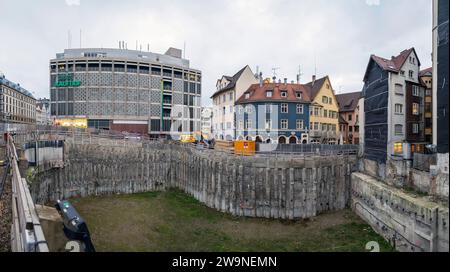 Baugrube in der Steinstraße 18 - 22 in Stuttgart. Der Abriss eines Gebäudekomplexes, der Teil des Warenhauses Galeria Kaufhof war, schafft Platz für eine städtebauliche Neuordnung. DERZEIT aber ruhen die Bauarbeiten. // 29.12.2023: Stuttgart, Baden-Württemberg, Deutschland, Europa *** Grube Steinstraße 18 22 in Stuttgart der Abriss eines Gebäudekomplexes, der Teil des Kaufhauses Galeria Kaufhof war, schafft Raum für eine städtebauliche Sanierung derzeit werden die Bauarbeiten jedoch ausgesetzt 29 12 2023 Stuttgart, Baden Württemberg, Deutschland, Europa Stockfoto