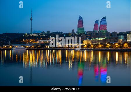 Nächtlicher Blick auf die Skyline von Baku, der Hauptstadt Aserbaidschans, mit Blick auf die Flammentürme im Wasser des Kaspischen Meeres. Stockfoto