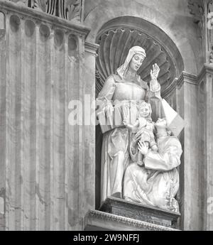 Gedenkstatue für St. Louise de Marillac, im Petersdom, Vatikan, Rom, Italien Stockfoto