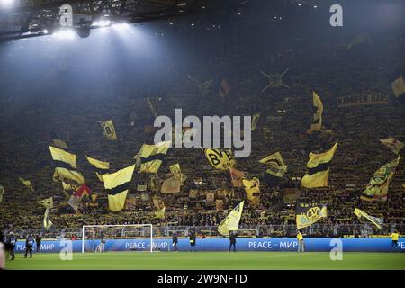 DORTMUND - Gelbe Wand beim Spiel der UEFA Champions League Gruppe F zwischen Borussia Dortmund und Paris Saint-Germain im Signal Iduna Park am 13. Dezember 2023 in Dortmund. ANP | Hollandse Hoogte | Bart Stoutjesdijk Stockfoto