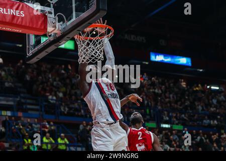 Mailand, Italien. Dezember 2023. Khalifa Diop #18 von Baskonia Vitoria-Gasteiz dunks während der EuroLeague 2023/24 reguläre Saison Runde 17 Spiel zwischen EA7 Emporio Armani Milan und Baskonia Vitoria-Gasteiz im Mediolanum Forum, Mailand, Italien am 28. Dezember 2023 - Foto FCI/Fabrizio Carabelli ENDPUNKTZAHL : EA7 Mailand 76 : 67 Baskonia (Foto: Fabrizio Carabelli/SOPA Images/SIPA USA) Credit: SIPA USA/Alamy Live News Stockfoto