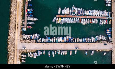 Sizilien 2023. Blick aus der Vogelperspektive auf kleine Boote, die im Touristenhafen der Stadt Trapani vor Anker liegen. Juli 2023 Trapani, Italien Stockfoto