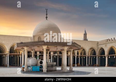 Tanquil-Innenhof der Moschee von Amr ibn al-A'as, Ägyptens älteste Moschee, mit sonnenverwöhnter Kuppel auf dem Waschbrunnen, der den Innenhof vermittelt, befindet sich im alten Stadtteil Kairo, alias Fustat Stockfoto