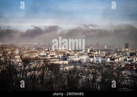 Kiew, Ukraine. Dezember 2023. Nicolas Cleuet/Le Pictorium - UKR - Kiew, größter Luftangriff seit Beginn der Invasion im Februar 2022 - 29/12/2023 - Ukraine/Kiew Oblast/Kiew - letzte Nacht hat Russland mehr als 150 Drohnen, Raketen und Luftbomben auf die Ukraine geworfen. Während die Luftverteidigung die meisten von ihnen abfangen konnte, fielen mindestens zwei auf die Stadt Kiew. Einer traf eine Fabrik im Bezirk Lyukanivska und der andere ein Baustofflager im Bezirk Podil. Blick auf das Podil-Viertel. Quelle: LE PICTORIUM/Alamy Live News Stockfoto