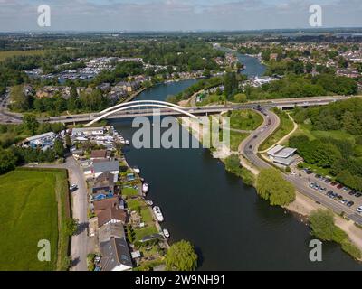 Luftaufnahme der Themse bei Walton Bridge, Shepperton, Walton-on-Thames, Surrey, Großbritannien. Stockfoto