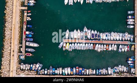Sizilien 2023. Blick aus der Vogelperspektive auf kleine Boote, die im Touristenhafen der Stadt Trapani vor Anker liegen. Juli 2023 Trapani, Italien Stockfoto