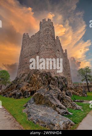 Sonnenuntergang von Anadolu Hisari oder Anatolian Castle, einer mittelalterlichen osmanischen Festung aus dem 13. Jahrhundert, die von Sultan Bayezid I. auf der anatolischen Seite des Bosporus im Stadtteil Beykoz in Istanbul, Türkei erbaut wurde Stockfoto