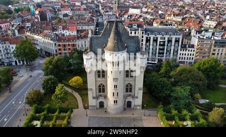 Luftbilddrohnenaufnahme des Halle Gate (Porte de Hal mittelalterliches Stadttor im Boulevard du Midi, Brüssel, Belgien. Befestigungsturm aus dem 14. Jahrhundert. Stockfoto