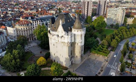 Luftbilddrohnenaufnahme des Halle Gate (Porte de Hal mittelalterliches Stadttor im Boulevard du Midi, Brüssel, Belgien. Befestigungsturm aus dem 14. Jahrhundert. Stockfoto