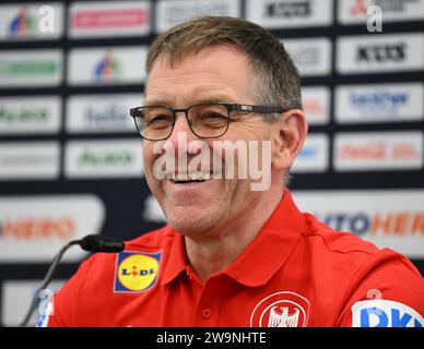 29. Dezember 2023, Hessen, Frankfurt/Main: Alfred Gislason, Trainer der Handballnationalmannschaft, spricht während einer Pressekonferenz des Deutschen Handballbundes (DHB). Die Europameisterschaft findet vom 10. Bis 28. Januar 2024 in Deutschland statt. Foto: Arne Dedert/dpa Stockfoto