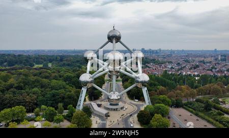 Drohnenaufnahme des ikonischen Wahrzeichens Atomium in der Place de l'Atomium, Brüssel, Belgien. Modernistisches Monument der Weltausstellung 1958. Stockfoto