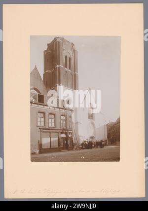 Ansicht der reformierten Kirche in Vlissingen nach dem Brand im Jahre 1911, Anonym (Denkmalpflege) (zugeschrieben), 1911 Fotografie Flushing fotografische Unterstützung. Pappkirche (außen). Straße (+ Stadt (-Landschaft) mit Figuren, Personal) Flushing Stockfoto