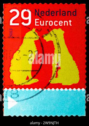 MOSKAU, RUSSLAND - 17. DEZEMBER 2023: Briefmarke gedruckt in den Niederlanden zeigt Katze und Hund, Dezember Briefmarken Serie, um 2003 Stockfoto