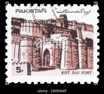 MOSKAU, RUSSLAND - 17. DEZEMBER 2023: Briefmarke gedruckt in Pakistan zeigt Kot Diji Fort, Beamte - Festungsserie, um 1984 Stockfoto