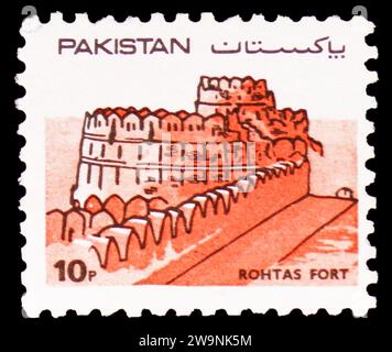 MOSKAU, RUSSLAND - 17. DEZEMBER 2023: Briefmarke gedruckt in Pakistan zeigt Rohtas Fort, Forts of Pakistan Serie, um 1984 Stockfoto