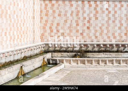L'Aquila, Italien-11. august 2021: Besonders der Brunnen mit 99 Ausläufen an einem sonnigen Tag Stockfoto