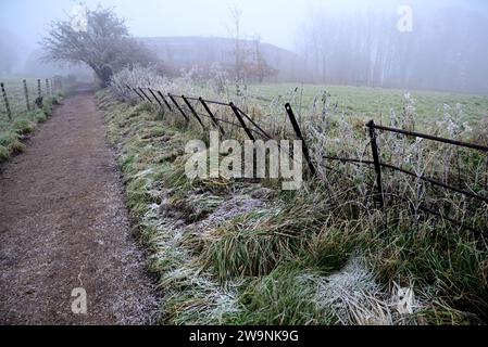 Ein nebeliger Wintermorgen entlang des öffentlichen Fußwegs Arden Way in Warwickshire. Stockfoto