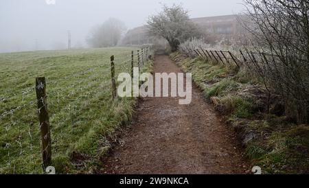 Ein nebeliger Wintermorgen entlang des öffentlichen Fußwegs Arden Way in Warwickshire. Stockfoto