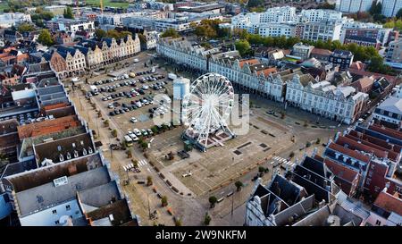 Drohnenluftaufnahme des historischen Kopfsteinpflasterplatzes Grand' Place in Arras, Pas-de-Calais, Frankreich. Fassade von flämischen Barock-Giebelhäusern. Stockfoto