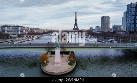 Luftbild der Freiheitsstatue (Statue de la Liberté-Replik auf der Île aux Cygnes in Paris, Île-de-France, Frankreich. Bronzedenkmal an der Seine. Stockfoto