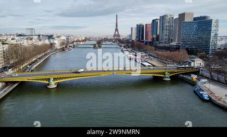 Drohnenfoto Mirabeau Bridge, Pont Mirabeau Paris Frankreich Europa Stockfoto