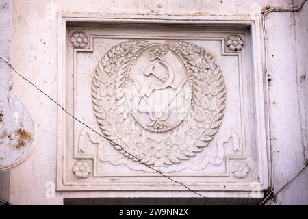 Baku. Aserbaidschan. 05.03.2021. Symbole des Wappens der UdSSR auf alten Häusern. Stockfoto