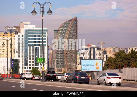 Baku. Aserbaidschan. 02.27.2021. Autos fahren auf der Autobahn zum Trump Hotel. Stockfoto