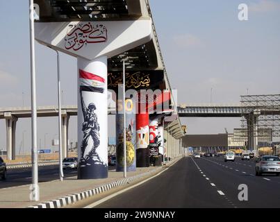 Kairo, Ägypten, 5. Oktober 2023: 6. Oktober 1973 Kriegssieg 50. Goldenes Jubiläum, ägyptische Flagge, Nationalfeiertag der ägyptischen Siege auf Monorail Colum Stockfoto