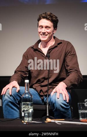 BFI Southbank, London, Großbritannien. 18. Dezember 2023. George MacKay fotografierte während des MK3D: Mark Kermode in 3D. . Foto von Julie Edwards./Alamy Live News Stockfoto