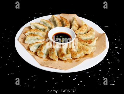 Yumcha, Dim Sum, in der Pfanne gebratenes Schweinehackfleisch und grüne Schnittlauch Guo Tie, Gyoza (gegrillte Klöße nach japanischer Art) Stockfoto