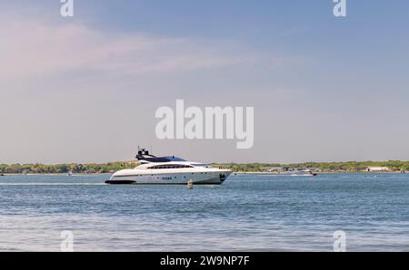 Große Motoryacht vor der Küste des Sonnenuntergangs Strandes Stockfoto