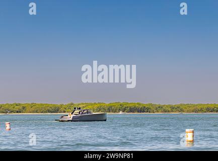 Motoryacht miller Zeit außerhalb des Sonnenuntergangs Strand Stockfoto