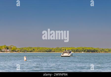 Motoryacht miller Zeit außerhalb des Sonnenuntergangs Strand Stockfoto