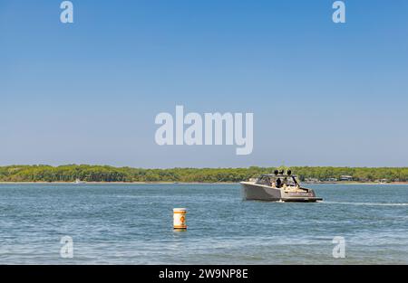 Motoryacht miller Zeit außerhalb des Sonnenuntergangs Strand Stockfoto