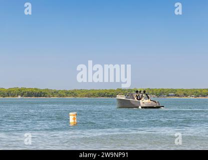 Motoryacht miller Zeit außerhalb des Sonnenuntergangs Strand Stockfoto