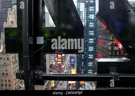 New York, Usa. Dezember 2023. Silvesterball stellt am 27. Dezember 2023 in New York, New York, ein besonderes Festdesign für die offiziellen Feierlichkeiten am Times Square 2024 vor. Das diesjährige feierliche Design zeigt ein spezielles Bowtie-Muster, das in Zusammenarbeit mit Fontainebleau Las Vegas, dem weltweit erwarteten Luxusresort und Casino, das am 13. Dezember 2023 auf dem Las Vegas Strip eröffnet wurde. (Foto: Erica Price/SIPA USA) Credit: SIPA USA/Alamy Live News Stockfoto