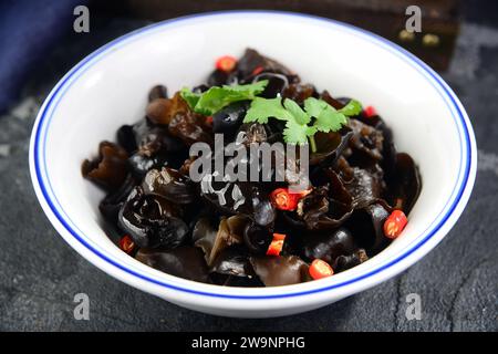 Schwarzer Pilz in Essigsauce, kaltes Gericht Stockfoto