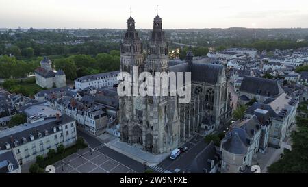 Drohnenfoto Kathedrale Saint-Gatien, Cathédrale Saint-Gatien Tours Frankreich Europa Stockfoto